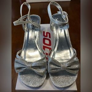 GUC Soda Girls Size 4, Open Toe Slingback Block High Heel Sandals in Silver.